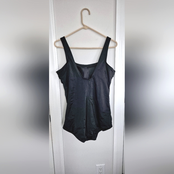 Land's End Full Coverage One-Piece Swimsuit Beach Resort Spring Summer Vacation - Picture 4 of 8